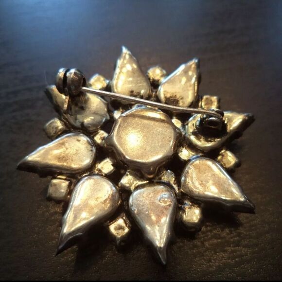 VINTAGE ESTATE RHINESTONE FLOWER 1 5/8" BROOCH - Picture 2 of 2